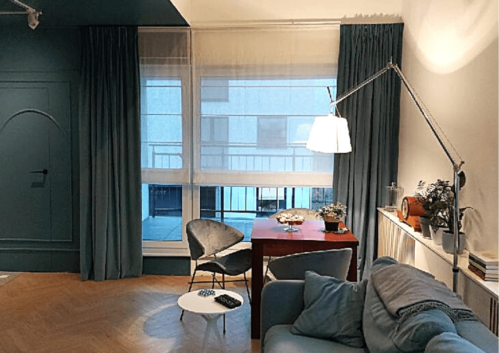 salon z antresolą zasłony