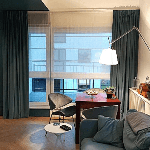 Jak powiesić zasłony w salonie z antresolą?