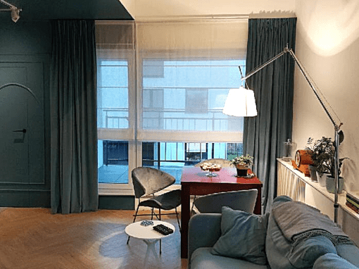 salon z antresolą zasłony