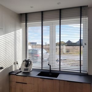 Żaluzje drewniane czy bambusowe?