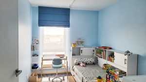 dekoracje okna w pokoju dziecka