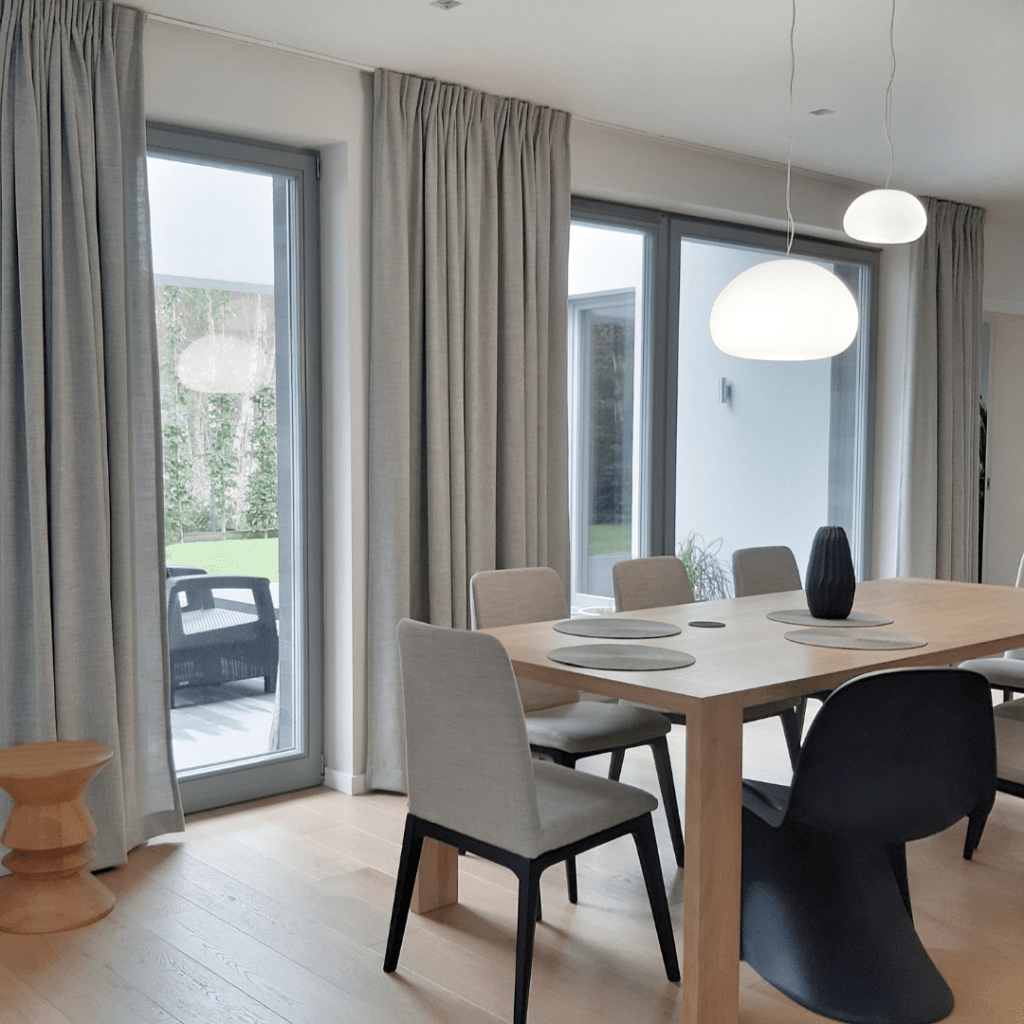 Szare zasłony w salonie