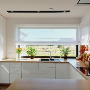 Jak udekorować okno narożne w kuchni?