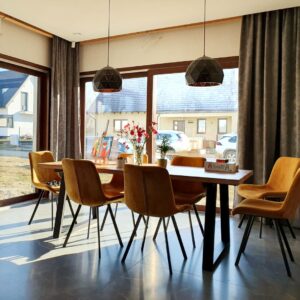 Dekoracje okienne: salon z dużymi przeszkleniami.