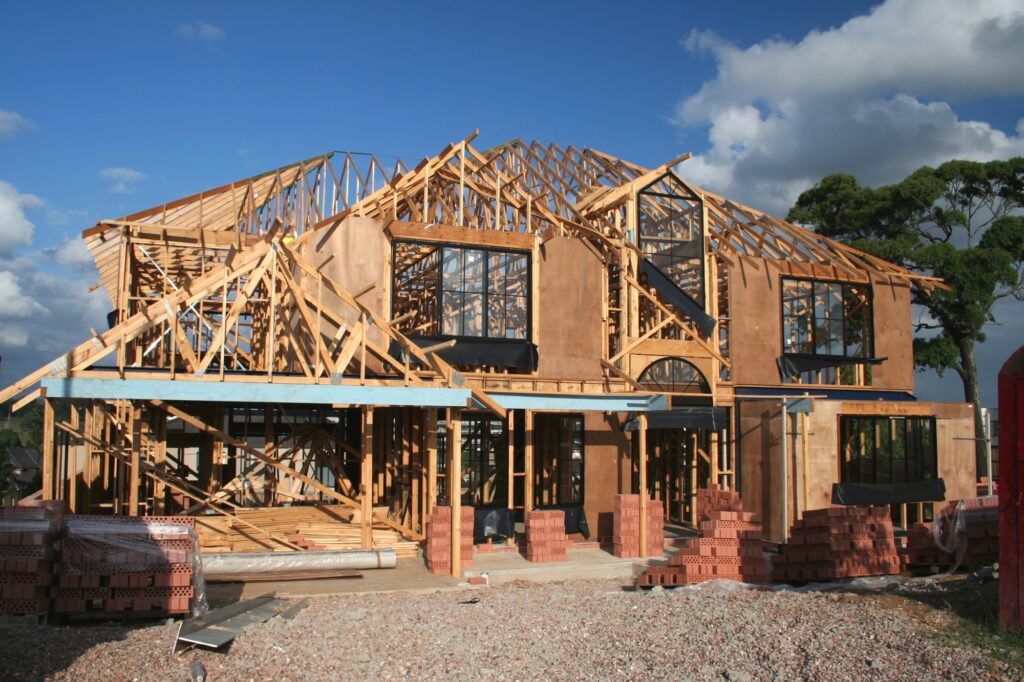 Planujesz budowę domu? Sprawdź, kiedy rozplanować dekoracje okienne