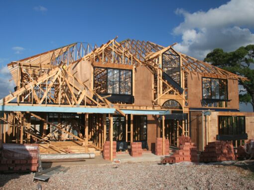 Planujesz budowę domu? Sprawdź, kiedy rozplanować dekoracje okienne