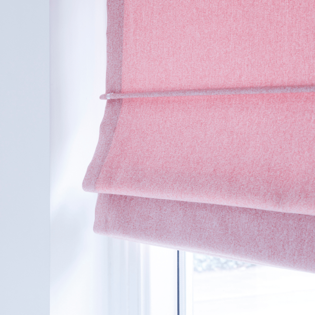 Różowa roleta rzymska