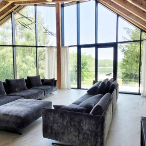 Okna Trapezowe w Nowoczesnej Stodole: Praktyczne Porady i Inspiracje