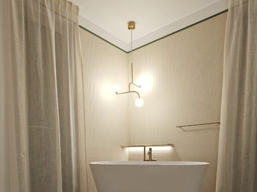 Dekoracja na oknie w łazience