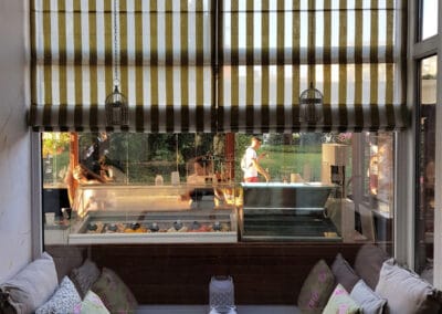 dekoracje okienne w biurze, restauracji, hotelu