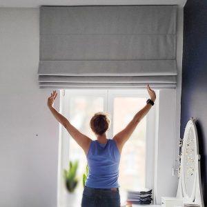 Roleta rzymska w sypialni