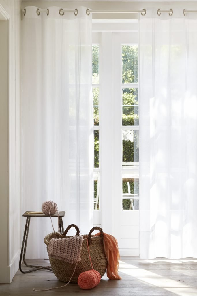 Delikatna firana na kołach