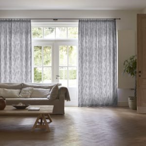Zasłony kontra rolety: co wybrać na okna do salonu?